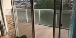 マンションのウッドデッキはアールウッド、チーク色で。