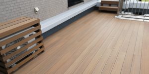 広いバルコニーだから思い切ってウッドデッキにしました。