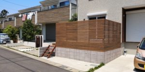 プライバシーと風通しを両立したウッドデッキ