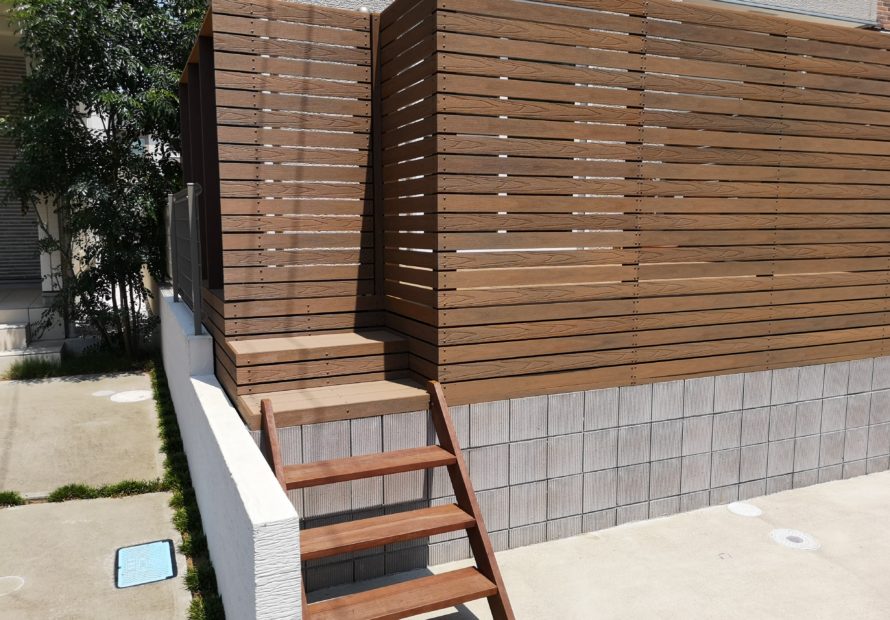 プライバシーと風通しを両立したウッドデッキ ウッドデッキのdiyや施工ならワールドフォレスト