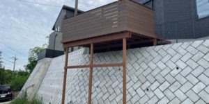 擁壁の上だからこそウッドデッキ！