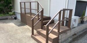 町の人気美容室のウッドデッキ