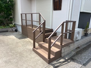町の人気美容室のウッドデッキ