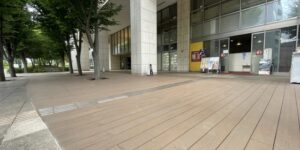 マンションエントランス大規模ウッドデッキ工事