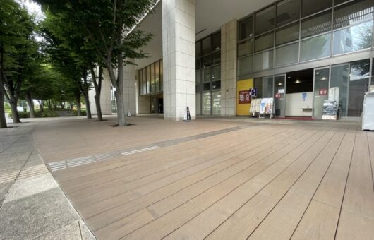 マンションエントランス大規模ウッドデッキ工事
